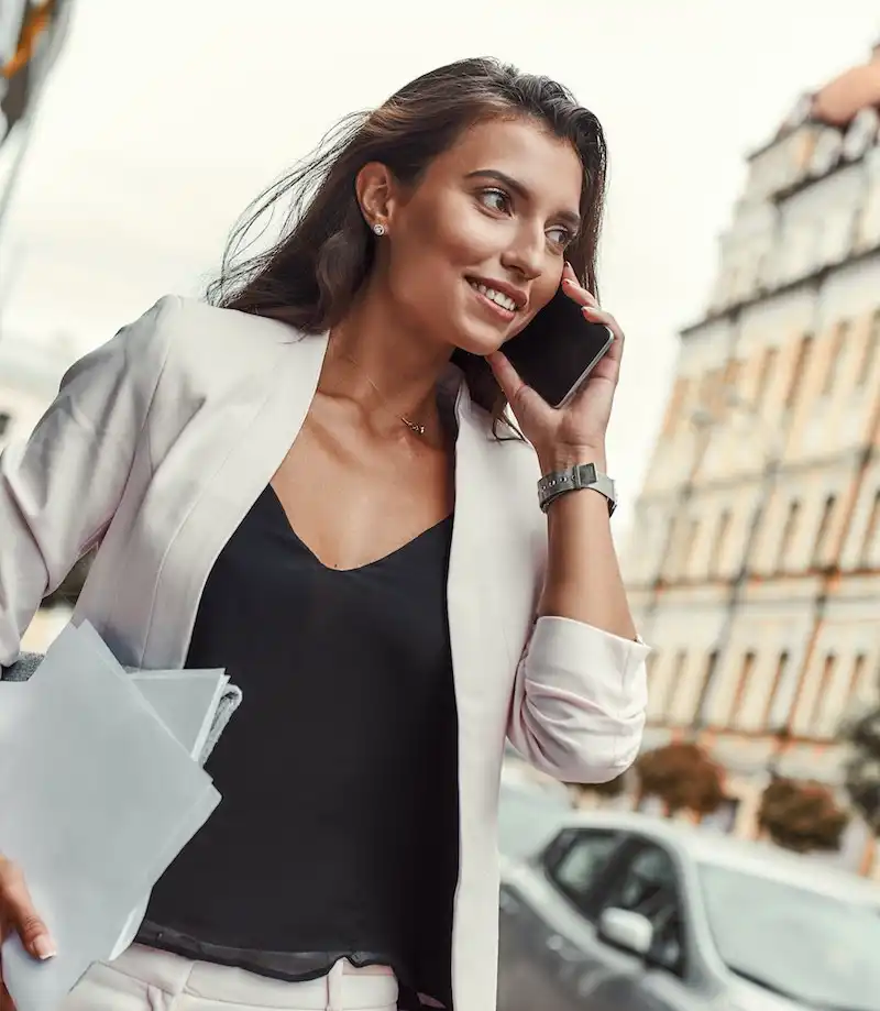 femme d affaire au telephone dans la rue